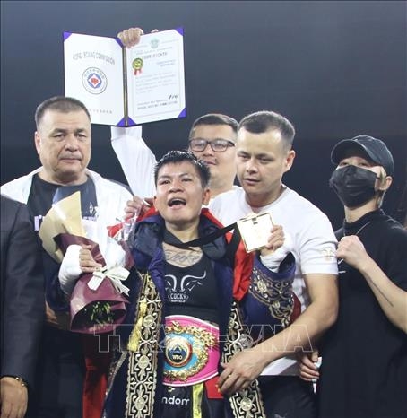 La boxeuse Nguyen Thi Thu Nhi remporte la première ceinture mondiale WBO pour le Vietnam